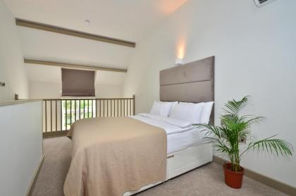 Arch Hotel - image 12