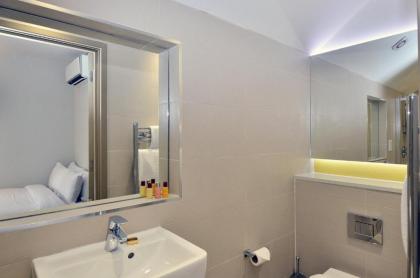 Arch Hotel - image 17