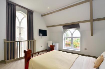 Arch Hotel - image 19