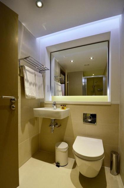 Arch Hotel - image 2