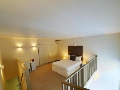 Arch Hotel - image 3