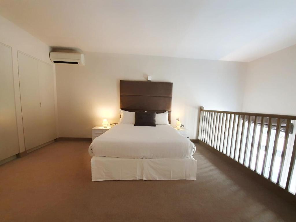 Arch Hotel - image 5