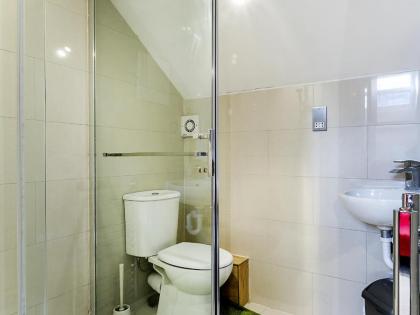 Aldgate Flats - image 9