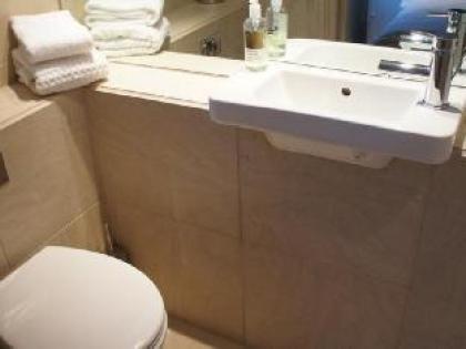 A Home To Rent at Chelsea - The Family Apartment - image 2