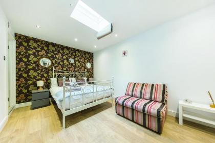 3 Bedroom Apartment in Westminster - image 11