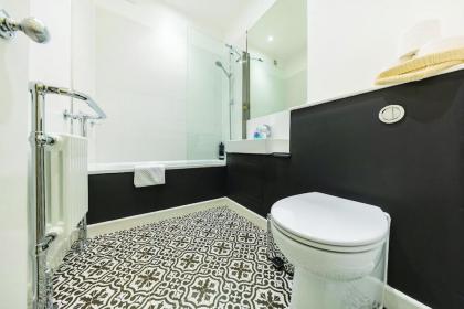 3 Bedroom Apartment in Westminster - image 14