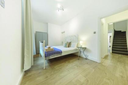 3 Bedroom Apartment in Westminster - image 16