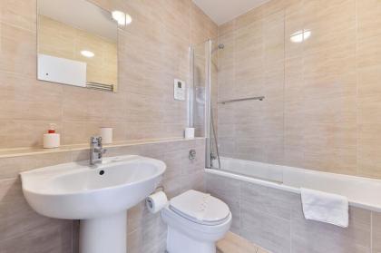 Old Street City Apartments - image 16