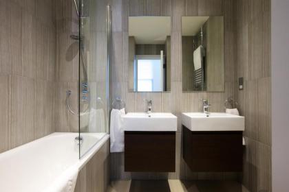 Barons Court Queens Club by Viridian Apartments - image 2