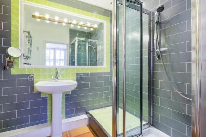 Veeve - Two Bedroom Apartment in Earl's Court - image 8