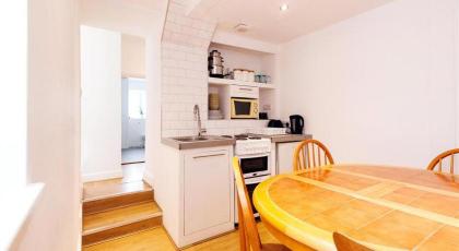 Bright Central London Apartments by DC London Rooms - image 12