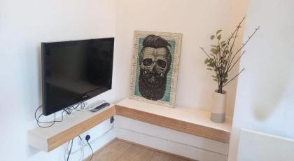 Bright Central London Apartments by DC London Rooms - image 14