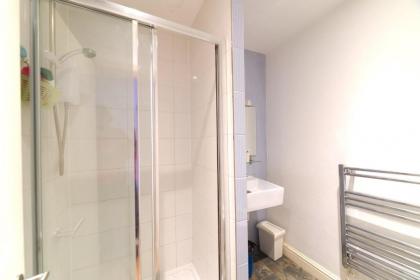 Bright Central London Apartments by DC London Rooms - image 15