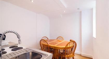 Bright Central London Apartments by DC London Rooms - image 16