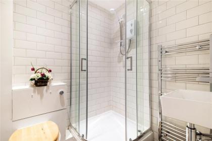 Bright Central London Apartments by DC London Rooms - image 20