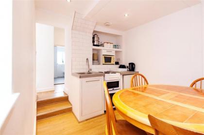 Bright Central London Apartments by DC London Rooms - image 22