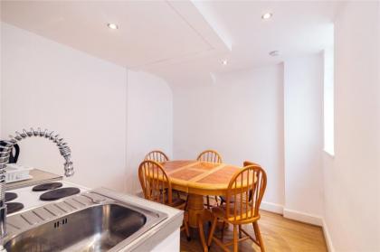 Bright Central London Apartments by DC London Rooms - image 23