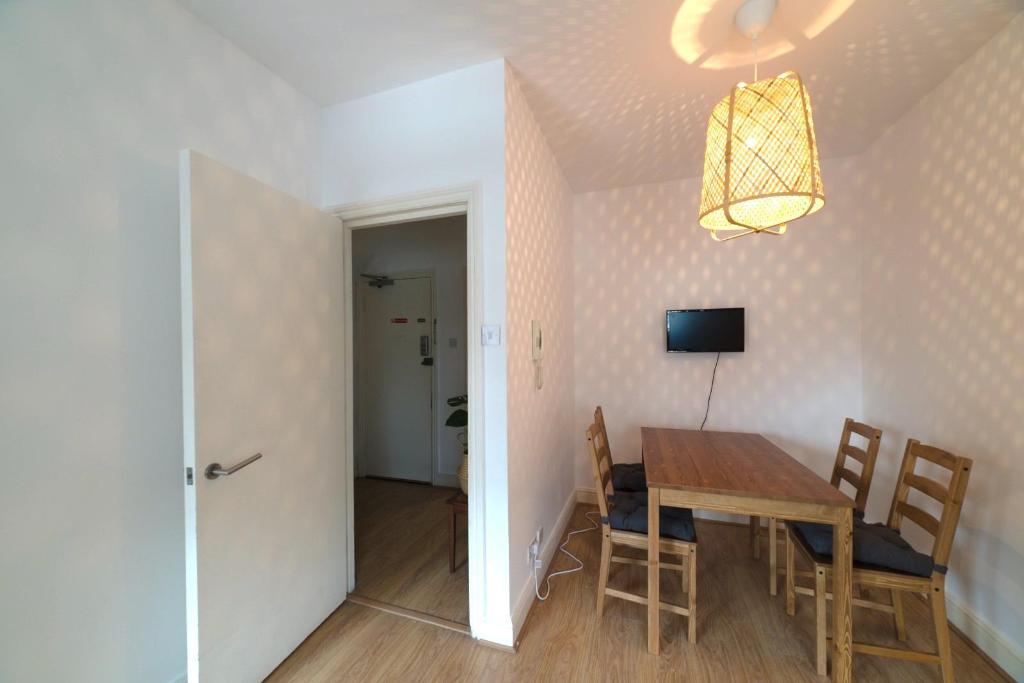 Bright Central London Apartments by DC London Rooms - image 5