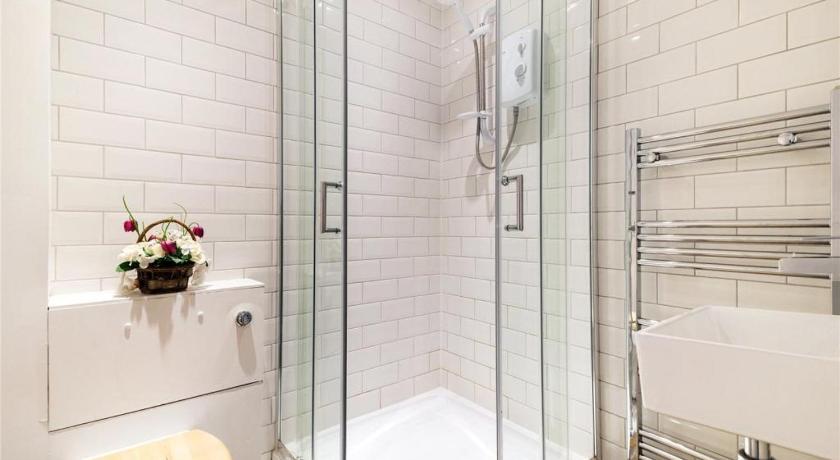 Bright Central London Apartments by DC London Rooms - image 7