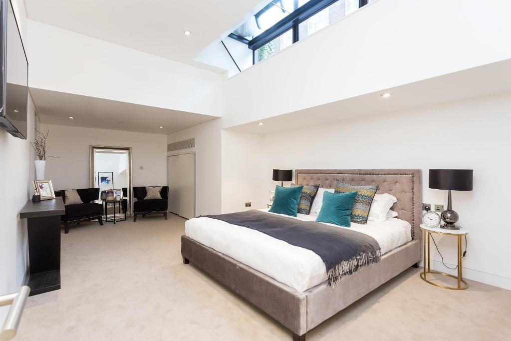 Urban Chic - Chiltern & Baker - image 5