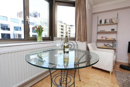 Tower Bridge Apartment - image 9