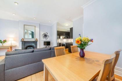 Modern 1BR apartment with terrace 3 mins from Trafalgar Square - image 12
