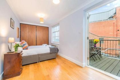 Modern 1BR apartment with terrace 3 mins from Trafalgar Square - image 2