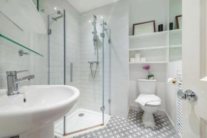 Modern 1BR apartment with terrace 3 mins from Trafalgar Square - image 4