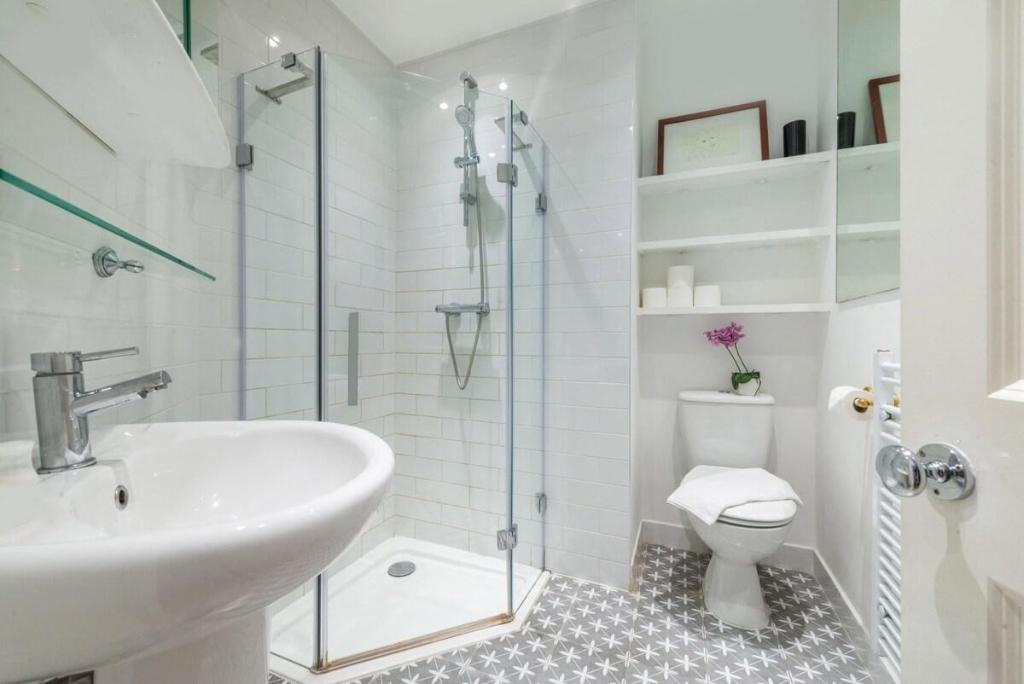 Modern 1BR apartment with terrace 3 mins from Trafalgar Square - image 4