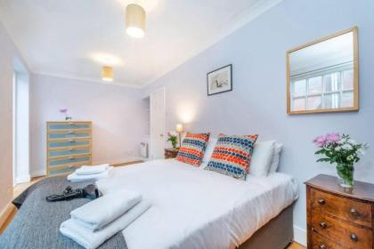 Modern 1BR apartment with terrace 3 mins from Trafalgar Square - image 6