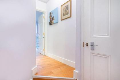 Modern 1BR apartment with terrace 3 mins from Trafalgar Square - image 8