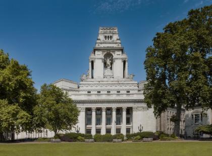 Four Seasons Hotel London at Ten Trinity Square - image 1