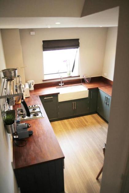 Cosy 2BR home in Notting Hill 5 guests! - image 10