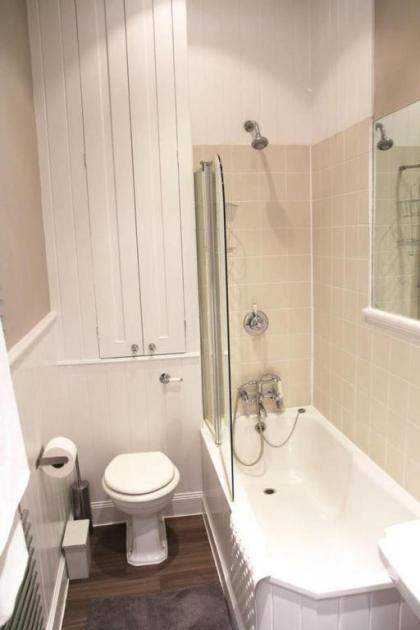 Cosy 2BR home in Notting Hill 5 guests! - image 13