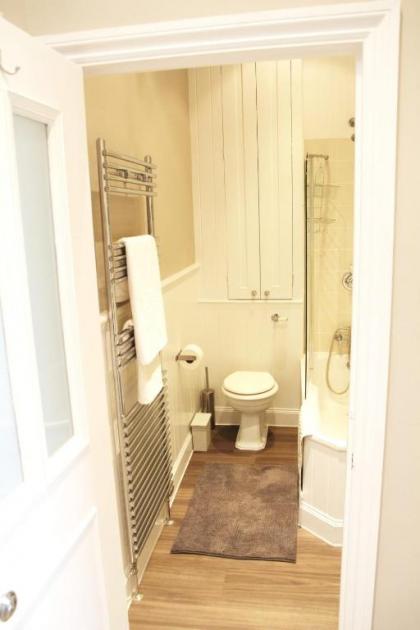 Cosy 2BR home in Notting Hill 5 guests! - image 14