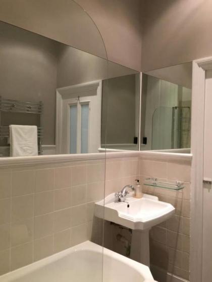Cosy 2BR home in Notting Hill 5 guests! - image 15
