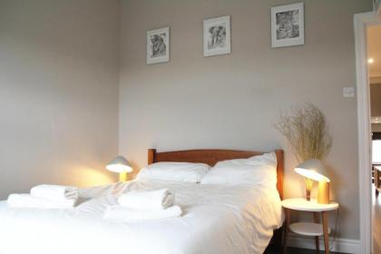 Cosy 2BR home in Notting Hill 5 guests! - image 16