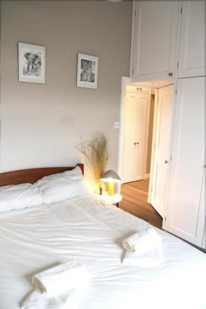 Cosy 2BR home in Notting Hill 5 guests! - image 17