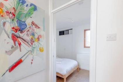 Unique Spacious Central 3 Bedroom with Rooftop Terrace - image 12