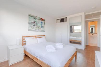 Unique Spacious Central 3 Bedroom with Rooftop Terrace - image 17