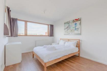 Unique Spacious Central 3 Bedroom with Rooftop Terrace - image 2