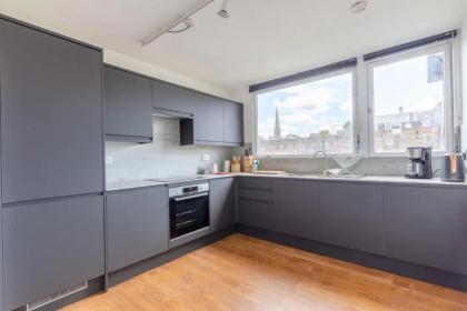 Unique Spacious Central 3 Bedroom with Rooftop Terrace - image 4