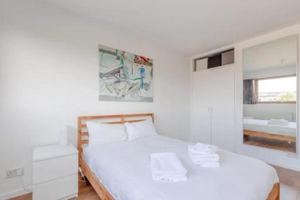 Unique Spacious Central 3 Bedroom with Rooftop Terrace - image 5