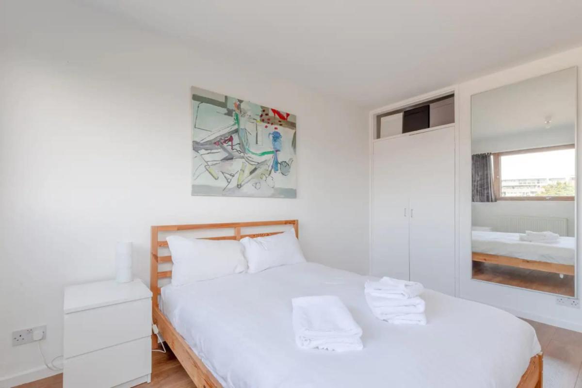 Unique Spacious Central 3 Bedroom with Rooftop Terrace - image 5