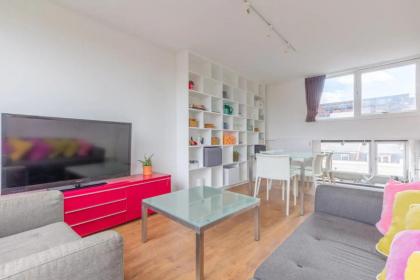Unique Spacious Central 3 Bedroom with Rooftop Terrace - image 6