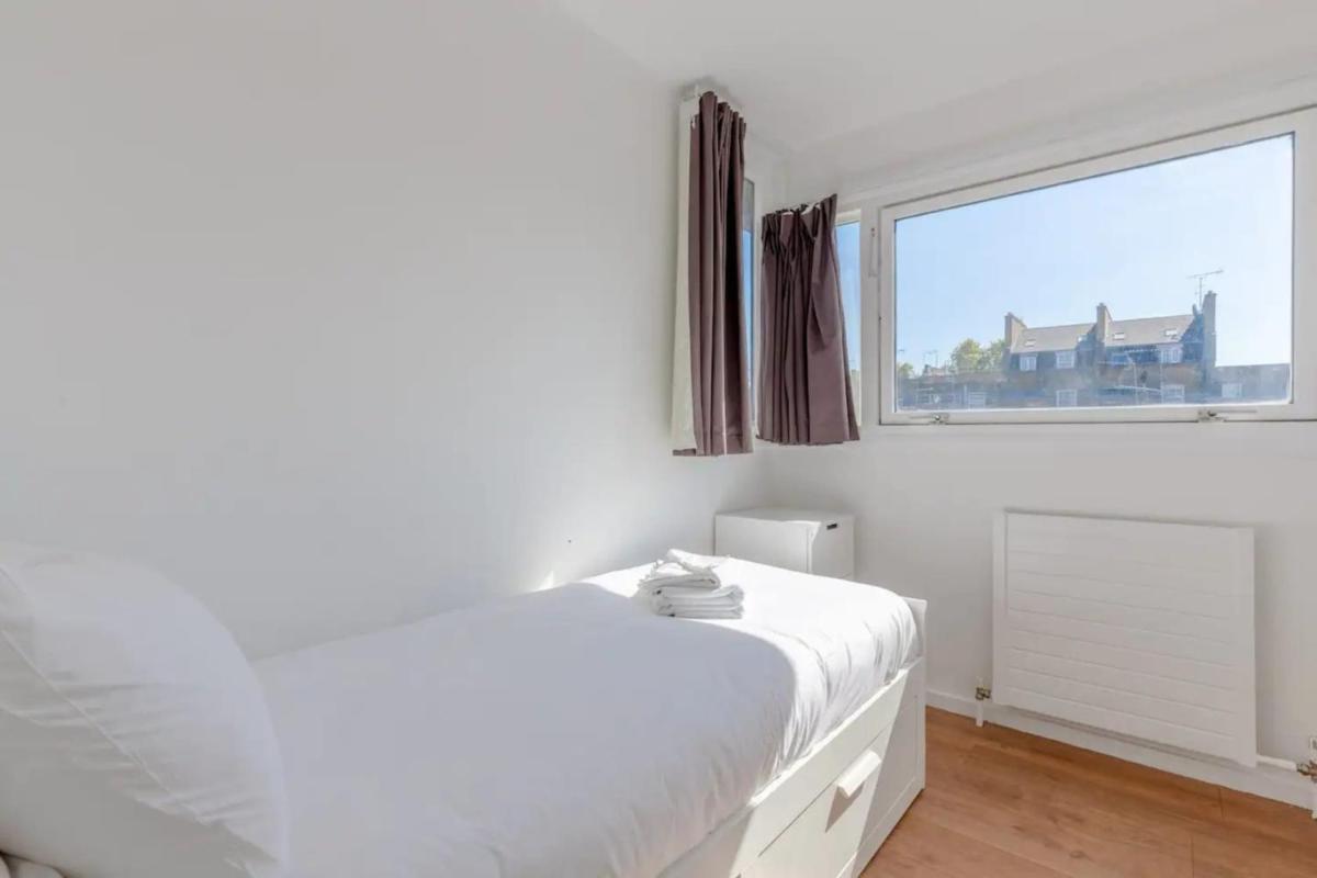 Unique Spacious Central 3 Bedroom with Rooftop Terrace - image 7