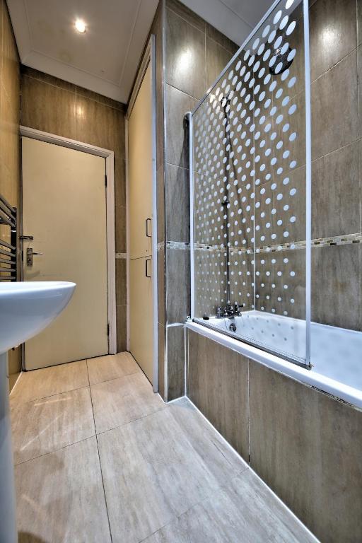 Baker Street Apartments - image 2