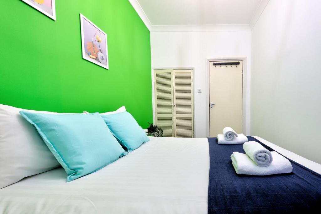 Baker Street Apartments - image 5