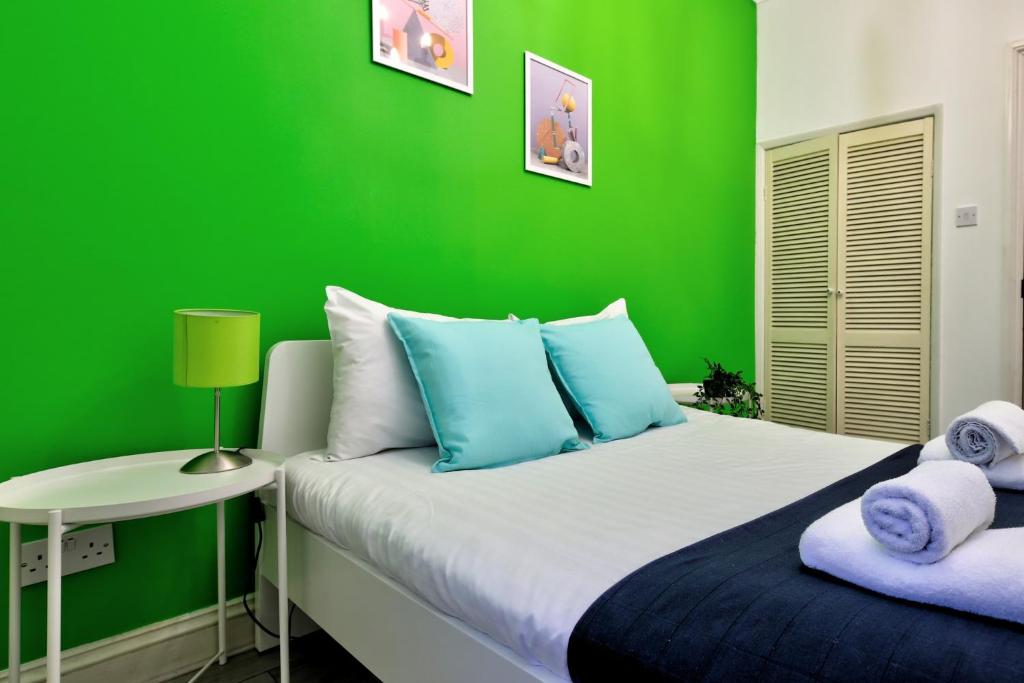 Baker Street Apartments - image 6