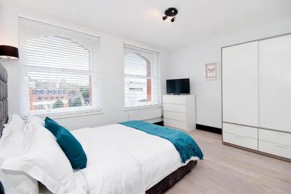 Farringdon Penthouse Loft by City Living London - image 4